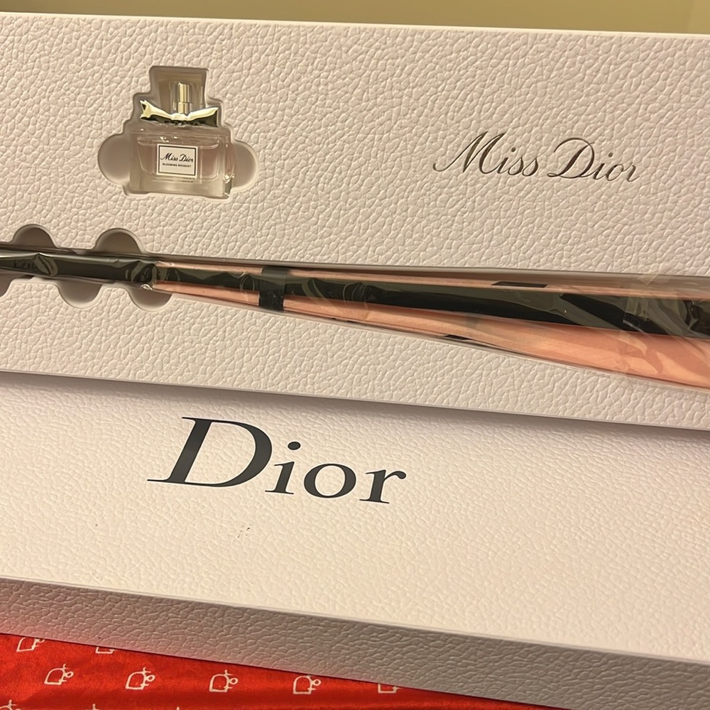 Brand New DIOR Miss Dior Fan - Picture 8 of 16